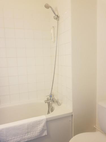 Salle de bains dans l'établissement ibis budget Lorient Hennebont