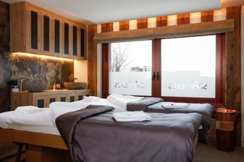 En eller flere senge i et værelse på Grandes Rousses Hotel & Spa