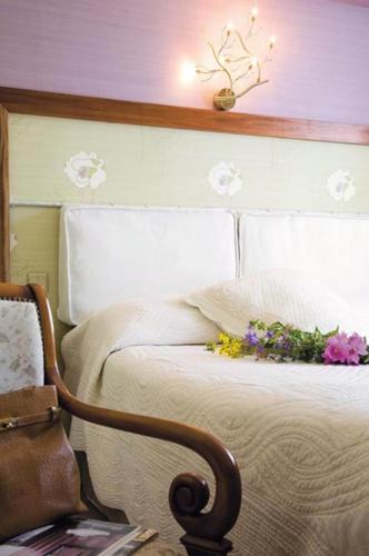 a bedroom with a bed with flowers on it at L'Esplanade in Domme