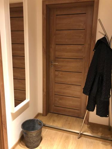 a room with a door and a metal bucket at Apartmán v srdci Českého ráje in Jičín