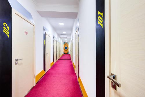 Gambar di galeri bagi WHITE HOTEL & HOSTEL di Bishkek