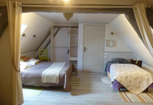 una camera con due letti in mansarda di gite de l'aunay a Fléré-la-Rivière