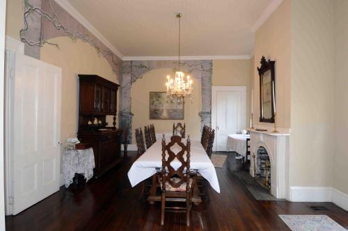 une salle à manger avec une table et une cheminée dans l'établissement 1872 Denham Inn, à Monticello