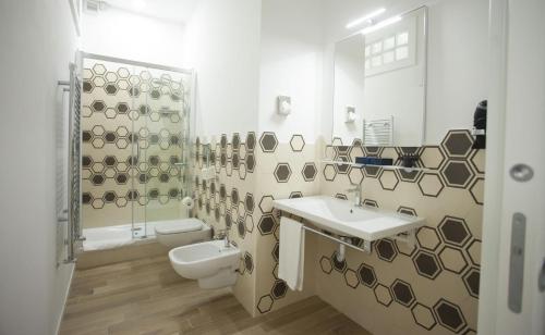 La salle de bains est pourvue d'un lavabo, de toilettes et d'une douche. dans l'établissement Il posto accanto, à Avellino