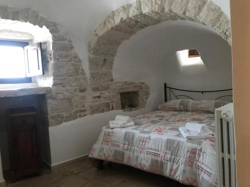 アルベロベッロにあるA Due Passi dal Centro - Trulloの石壁のベッドルーム1室(ベッド1台付)