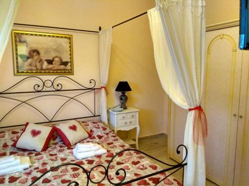 een slaapkamer met een bed met een schilderij aan de muur bij Sweet Home in Castelletto sopra Ticino