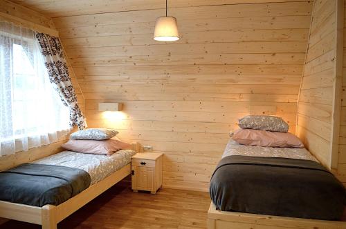 Llit o llits en una habitació de Domki Tatrzańskie Kącina