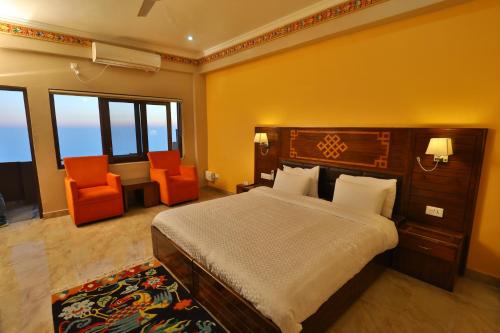 En eller flere senge i et værelse på Hotel Norbu House