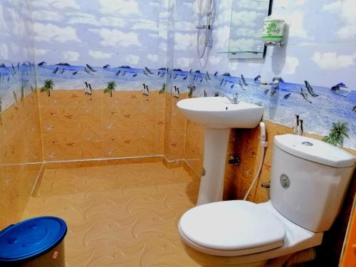 un bagno con WC e lavandino di Ella Infinity View a Ella