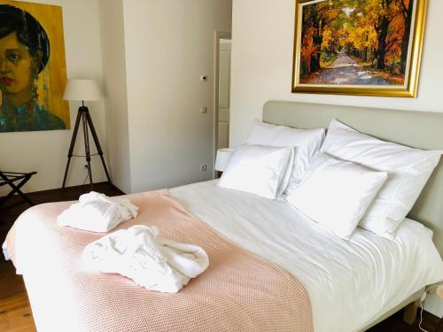 Un dormitorio con una cama con toallas blancas. en Die Mayerei, en Kitzeck im Sausal
