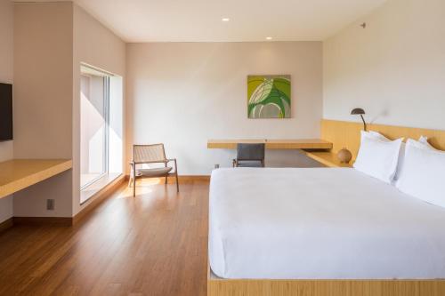 a hotel room with a bed and a desk at B Hotel Brasilia in Brasilia