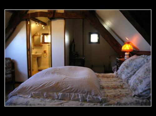een slaapkamer met een bed op zolder bij Maryse et Jean-Pierre in Longues-sur-Mer