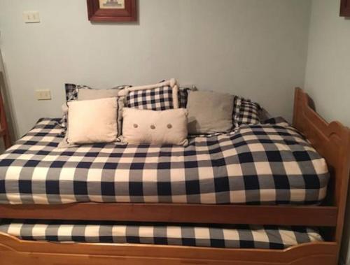 uma cama com várias almofadas num quarto em SAN ALFONSO DEL MAR-PRECIOSO DEPARTAMENTO Y VISTA em Algarrobo