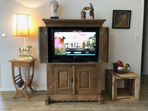 TV en un armario de madera en la sala de estar en Amadeo en Winterberg