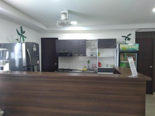 a kitchen with a counter top and a refrigerator at Hotel Plataneras Confort in Turbo