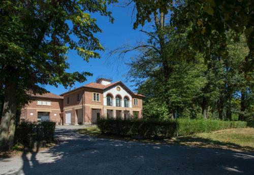 a large brick house with a driveway at B&B e Ostello, Parco di Monza, CASCINA COSTA ALTA in Monza