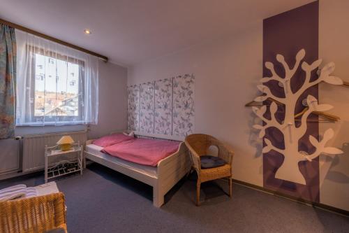 Un dormitorio con una cama pequeña y una ventana en Hotel - Die kleine Zauberwelt, en Braunlage