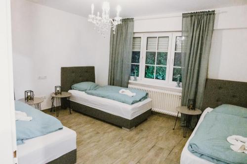 1 dormitorio con 2 camas y ventana en Ferienhaus Schneeweiß, en Winterberg