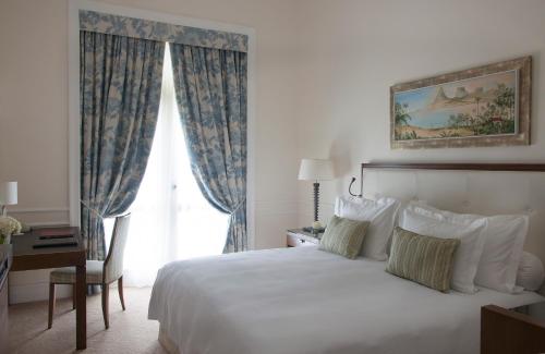 Кровать или кровати в номере Copacabana Palace, A Belmond Hotel, Rio de Janeiro