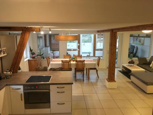 cocina y sala de estar con mesa y sofá en Ferienwohnung-Dorothe, en Rheinau