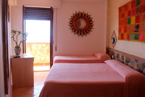 ウスティカにあるHotel Dianaのベッド2台と窓が備わる客室です。