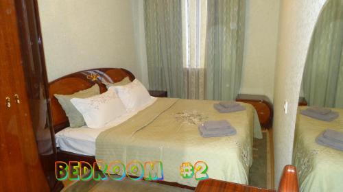 1 dormitorio pequeño con 1 cama con sábanas blancas en Apartment vake-saburtalo, en Tiflis