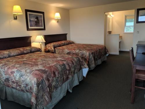 Una cama o camas en una habitación de Rangeley Saddleback Inn