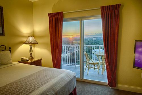 Photo de la galerie de l'établissement Penthouse Close to Disney area and Malls water view, à Orlando