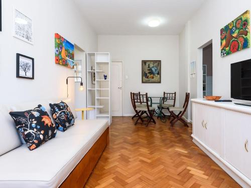 sala de estar con sofá y mesa en Omar do Rio - HG 904 Espaçoso Qto&Sala, Internet 240mbps, Smart TV, próximo ao famoso Pavão Azul, a Praia de Copacabana e do Metrô, en Río de Janeiro