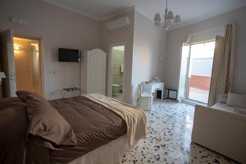 1 Schlafzimmer mit einem großen Bett und einem Badezimmer in der Unterkunft Agorà Mura Greche B&b in Neapel