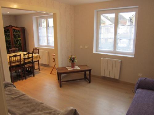 un salon avec un canapé et une table dans l'établissement Gîte Faubourg des Pierres, à Sigolsheim