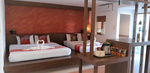 เตียงในห้องที่ La Moon At Phuket - SHA Extra Plus