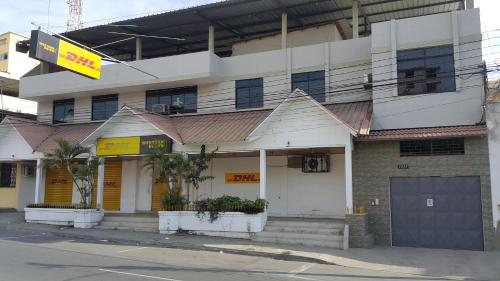 a building with yellow doors on a street at Apartamento habitación pequeña para ejecutivos o parejas in Manta