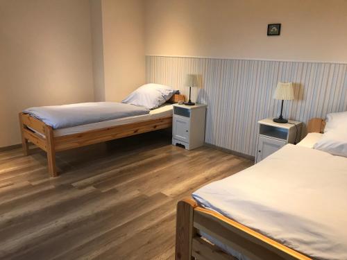 una camera con due letti e due comodini di Ferienwohnung Stargardt Eimbeckhausen a Bad Münder am Deister
