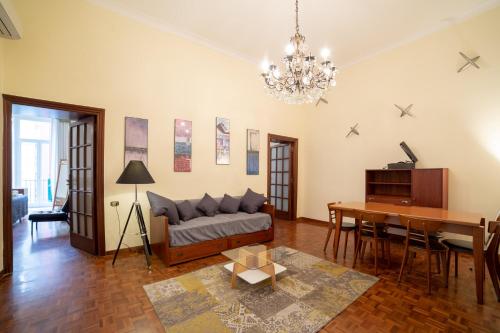 salon z kanapą i stołem w obiekcie The Dante Apartment By HouseinNaples w mieście Neapol