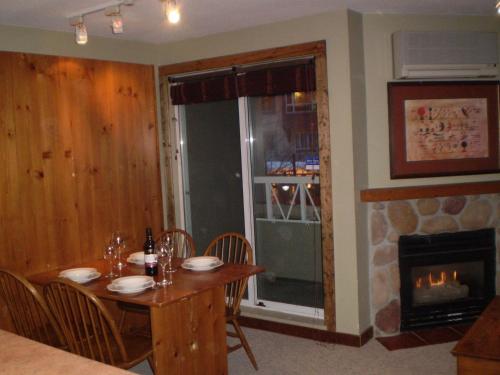une salle à manger avec une table et une cheminée dans l'établissement Studio suite located in the heart of Whistler village, à Whistler