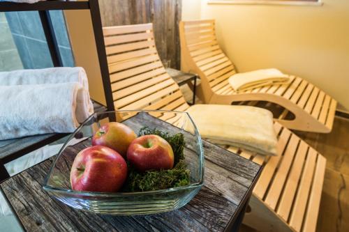 a glass bowl of apples on a table at AusZeit in Oberammergau