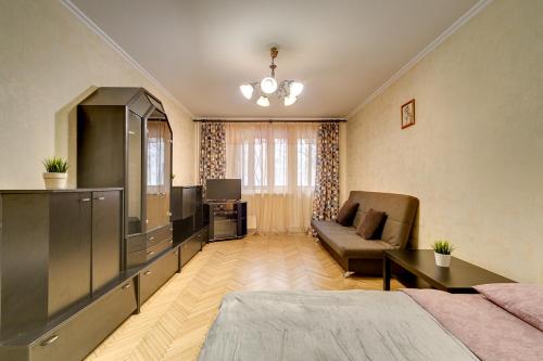 モスクワにあるSokolniki-park Vigvam24のリビングルーム(ベッド1台、ソファ付)