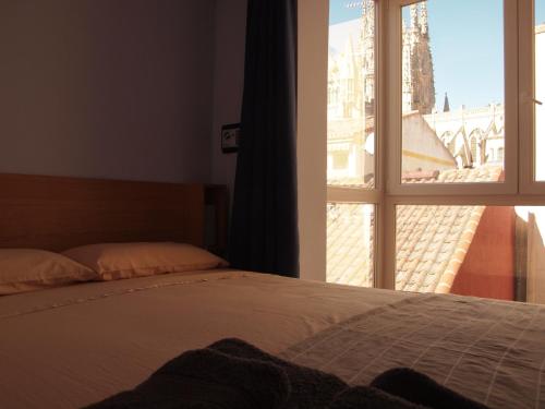 ブルゴスにあるJimena Catedralのベッドルーム1室(市街の景色を望む窓付)