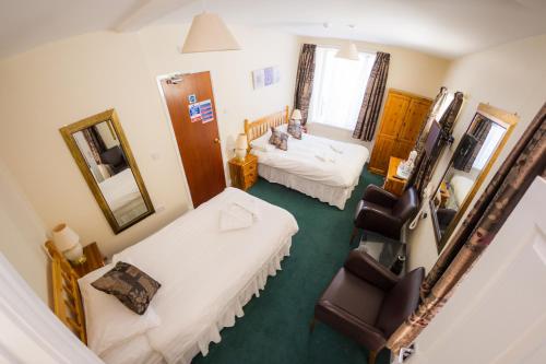 Una cama o camas en una habitación de Queensbridge Hotel