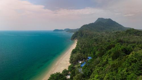 eine Luftansicht auf einen Strand und das Meer in der Unterkunft Good Morning Bungalow in Ko Jum
