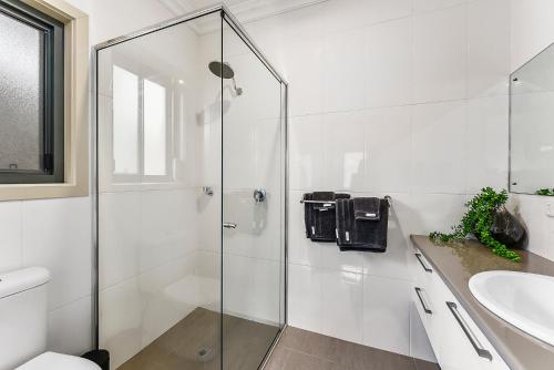un bagno con doccia in vetro e lavandino di Accommodation On Lansell 1 being Unit 1 of 6 Lansell Street a Mount Gambier