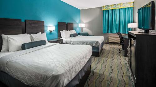 A bed or beds in a room at Best Western Executive Inn Corsicana