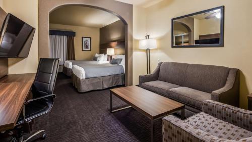 サンアントニオにあるBest Western Plus Hill Country Suites - San Antonioのソファとベッド付きのホテルルーム