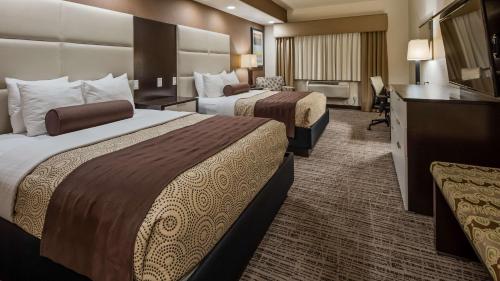 Ένα ή περισσότερα κρεβάτια σε δωμάτιο στο Best Western Plus Lackland Hotel and Suites.