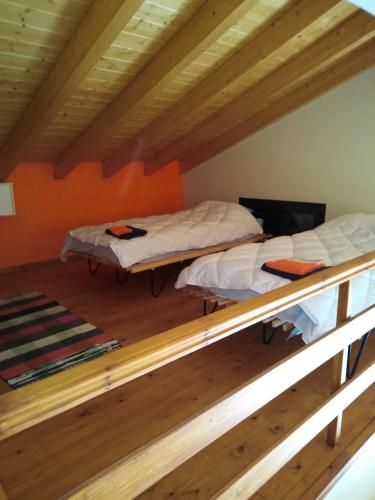 two beds in the attic of a house at Ορεινή μονοκατοικία στα Χαλκιάνικα - Ζαρούχλα - λίμνη Τσιβλού in Khalkiánika