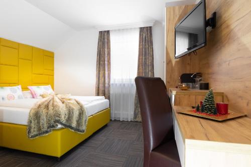 a hotel room with a bed and a television at Appartements-Dalila in Sankt Michael im Lungau
