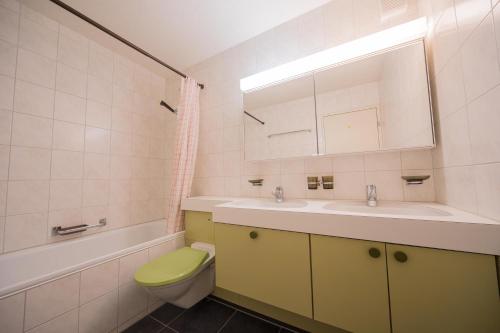 アローザにあるI dr Rehwiesa A16のバスルーム(洗面台、トイレ、鏡付)