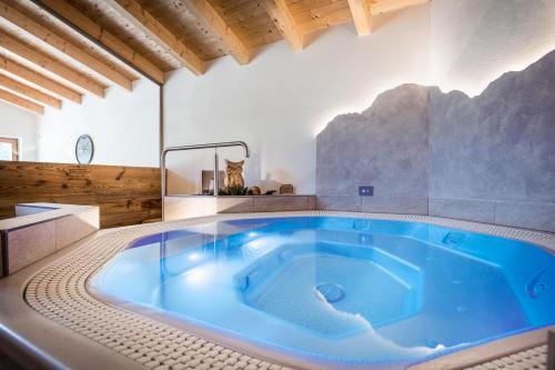 una gran bañera azul en el medio de una habitación en Hotel Alcialc, en La Valle