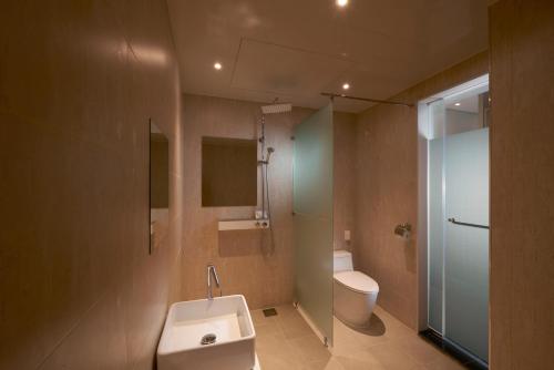 La salle de bains est pourvue d'un lavabo et de toilettes. dans l'établissement Benikea Hotel Yangsan, à Yangsan